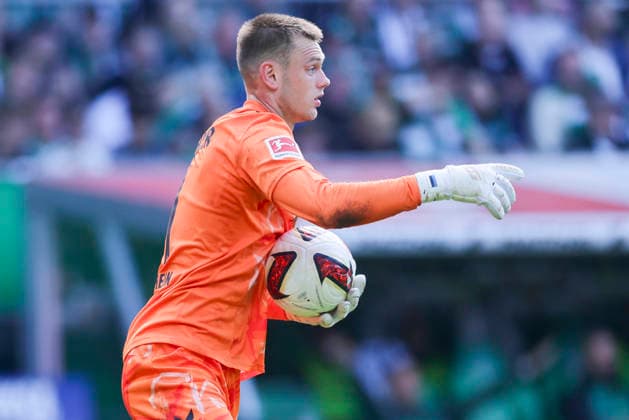 Torhueter Karl Hein (Werder Bremen) kontrolliert den Ball waehrend des Spiels der 1. Bundesliga zwischen SV Werder Bremen und RB Leipzig, Weserstadion am 05. September 2026 in Bremen, Deutschland. (Foto von Marco Steinbrenner DeFodi Images) +++ Torhueter Karl Hein (Werder Bremen) controls the ball during the Bundesliga match between SV Werder Bremen and RB Leipzig at Weserstadion on September 5, 2026 in Bremen, Germany. (Photo by Marco Steinbrenner DeFodi Images) DFB DFL REGULATIONS PROHIBIT ANY USE OF PHOTOGRAPHS AS IMAGE SEQUENCES AND OR QUASI-VIDEO. (Photo by Marco Steinbrenner DeFodi Images) - *** Goalkeeper Karl Hein of Werder Bremen controls the ball during the Bundesliga match between SV Werder Bremen and RB Leipzig at Weserstadion on September 5, 2026, in Bremen, Germany Photo by Marco Steinbrenner DeFodi Images Goalkeeper Karl Hein of Werder Bremen controls the ball during the Bundesliga match between SV Werder Bremen and RB Leipzig at Weserstadion on September 5, 2026 in Bremen, Germany. Photo by Marco Steinbrenner, DeFodi Images. DFB and DFL regulations prohibit any use of photographs as image sequences and or quasi-video. Photo by Marco Steinbrenner, DeFodi Images.