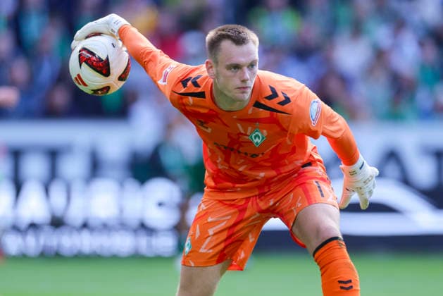 Torhueter Karl Hein (Werder Bremen) kontrolliert den Ball waehrend des Spiels der 1. Bundesliga zwischen SV Werder Bremen und RB Leipzig, Weserstadion am 05. September 2026 in Bremen, Deutschland. (Foto von Marco Steinbrenner DeFodi Images) +++ Torhueter Karl Hein (Werder Bremen) controls the ball during the Bundesliga match between SV Werder Bremen and RB Leipzig at Weserstadion on September 5, 2026 in Bremen, Germany. (Photo by Marco Steinbrenner DeFodi Images) DFB DFL REGULATIONS PROHIBIT ANY USE OF PHOTOGRAPHS AS IMAGE SEQUENCES AND OR QUASI-VIDEO. (Photo by Marco Steinbrenner DeFodi Images) - *** Goalkeeper Karl Hein of Werder Bremen controls the ball during the Bundesliga match between SV Werder Bremen and RB Leipzig at Weserstadion on September 5, 2026, in Bremen, Germany Photo by Marco Steinbrenner DeFodi Images Goalkeeper Karl Hein of Werder Bremen controls the ball during the Bundesliga match between SV Werder Bremen and RB Leipzig at Weserstadion on September 5, 2026 in Bremen, Germany. Photo by Marco Steinbrenner, DeFodi Images. DFB and DFL regulations prohibit any use of photographs as image sequences and or quasi-video. Photo by Marco Steinbrenner, DeFodi Images.