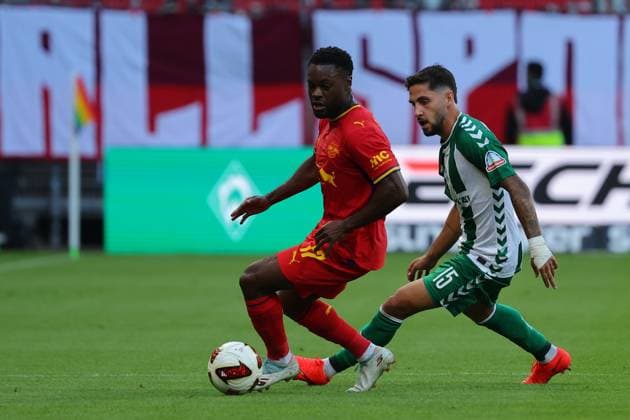 05.09.26, GER, Fussball, 1.FBL Männer, 2. Spieltag, Saison2026 2027, SV Werder Bremen vs. RB Leipzig Ridle Baku (RB Leipzig 17) im Zweikampf gegen Ludovit Reis (SV Werder Bremen 15) Bremen Weserstadion Bremen Germany *** 05 09 26, GER, Soccer, 1st FBL Men, Matchday 2, 2026–2027 Season, SV Werder Bremen vs. RB Leipzig; Ridle Baku (RB Leipzig 17) in a tackle against Ludovit Reis (SV Werder Bremen 15); Weserstadion, Bremen, Germany Copyright: xnordphotoxGmbHx xTauchnitzx