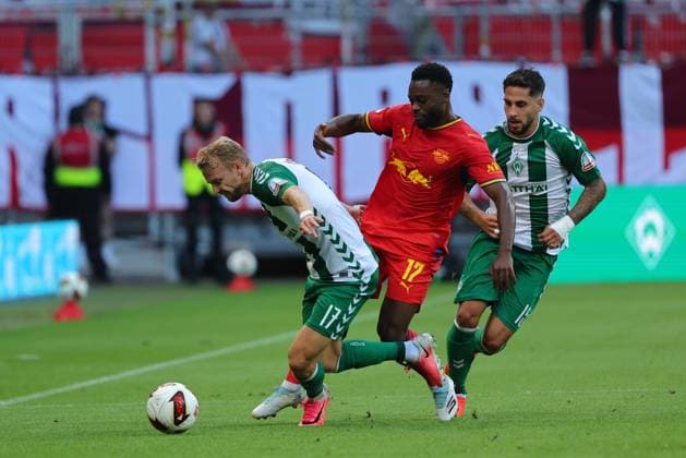05.09.26, GER, Fussball, 1.FBL Männer, 2. Spieltag, Saison2026 2027, SV Werder Bremen vs. RB Leipzig Marco Grüll Marco Gruell (SV Werder Bremen 17) im Zweikampf gegen Ridle Baku (RB Leipzig 17) hinten Ludovit Reis (SV Werder Bremen 15) Bremen Weserstadion Bremen Germany *** 05 09 26, GER, Soccer, Men s 1st Division, Matchday 2, 2026–2027 Season, SV Werder Bremen vs. RB Leipzig: Marco Grüll (SV Werder Bremen, No. 17) in a tackle against Ridle Baku (RB Leipzig, No. 17), with Ludovit Reis (SV Werder Bremen, No. 15) in the background; Weserstadion, Bremen, Germany Copyright: xnordphotoxGmbHx xTauchnitzx
