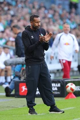 05.09.26, GER, Fussball, 1.FBL Männer, 2. Spieltag, Saison2026 2027, SV Werder Bremen vs. RB Leipzig Coachingzone Seitenlinie Trainerbereich Technische Zone. Trainer Daniel Thioune (SV Werder Bremen) applaudiert Bremen Weserstadion Bremen Germany *** September 26, 2026, GER, Soccer, 1st Men s Bundesliga, Matchday 2, 2026–2027 Season, SV Werder Bremen vs. RB Leipzig; Coaching Zone, Sideline, Coaches Area, Technical Area; Coach Daniel Thioune of SV Werder Bremen applauds; Bremen, Weserstadion, Bremen, Germany Copyright: xnordphotoxGmbHx xTauchnitzx