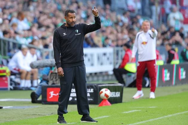 05.09.26, GER, Fussball, 1.FBL Männer, 2. Spieltag, Saison2026 2027, SV Werder Bremen vs. RB Leipzig Coachingzone Seitenlinie Trainerbereich Technische Zone. Trainer Daniel Thioune (SV Werder Bremen) hebt die Hand, zeigt an, zeigt den Zeigefinger Bremen Weserstadion Bremen Germany *** 05 09 26, GER, Soccer, 1st FBL Men, Matchday 2, 2026–2027 Season, SV Werder Bremen vs. RB Leipzig Coaching Zone, Sideline, Coaching Area, Technical Area, Coach Daniel Thioune of SV Werder Bremen raises his hand, signals, points with his index finger, Bremen Weserstadion, Bremen, Germany Copyright: xnordphotoxGmbHx xTauchnitzx