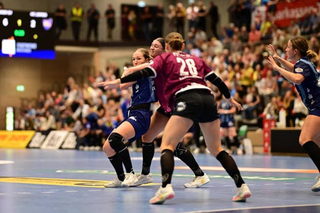 Handball I Frauen I Saison 2026-2027 I Bundesliga I 2. Spieltag I Buxtehuder SV - HC Leipzig I 05.09.2026 Johanna Andresen (18, Buxtehuder Sportverein) gefangen durch Laura Sophie Klocke (13, HC Leipzig) Buxtehude Halle Nord (Neu) Niedersachsen Deutschland Copyright: xLobeca FelixxWeißbergx