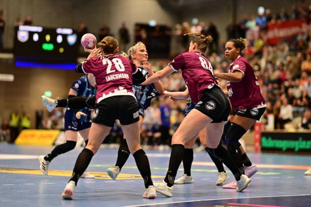 Handball I Frauen I Saison 2026-2027 I Bundesliga I 2. Spieltag I Buxtehuder SV - HC Leipzig I 05.09.2026 Lara Tauchmann (28, HC Leipzig) Ruslana Litvinov (81, Buxtehuder Sportverein) Emma Niemann (84, HC Leipzig) Buxtehude Halle Nord (Neu) Niedersachsen Deutschland Copyright: xLobeca FelixxWeißbergx