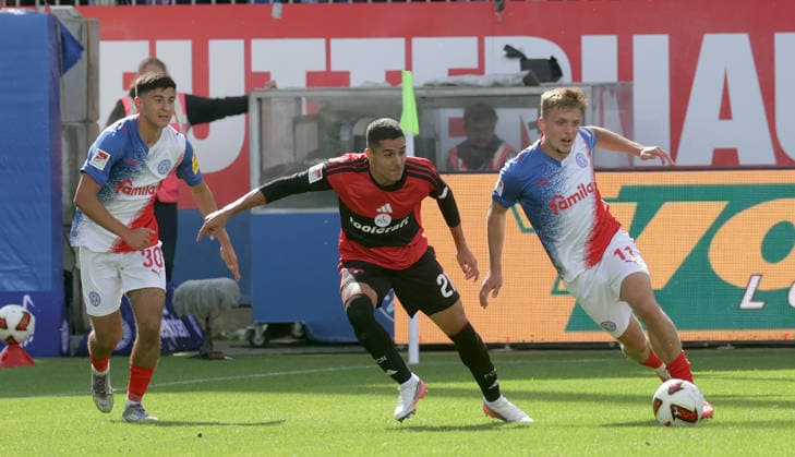 Gyan de Regt (Holstein Kiel am Ball gegen Giannis Masouras (1.FC Nuernberg) )Fussball, Herren, Saison 2026 2027, 2.BL, Holstein Stadion, Holstein Kiel gegen 1.FC Nuernberg, 2-2 DFL REGULATIONS PROHIBIT ANY USE OF PHOTOGRAPHS AS IMAGE SEQUENCES AND OR QUASI-VIDEO. *** Gyan de Regt of Holstein Kiel in possession against Giannis Masouras of 1. FC Nuremberg; Men s Soccer, 2026–2027 Season, 2. Bundesliga, Holstein Stadium, Holstein Kiel vs. 1. FC Nuremberg, 2–2 DFL regulations prohibit any use of photographs as image sequences and or quasi-video