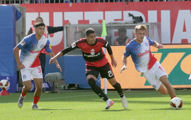 v.l. Tayar Tasdelen (Holstein Kiel), Giannis Masouras (1.FC Nuernberg), Gyan de Regt(Holstein Kiel) Fussball, Herren, Saison 2026 2027, 2.BL, Holstein Stadion, Holstein Kiel gegen 1.FC Nuernberg, 2-2 DFL REGULATIONS PROHIBIT ANY USE OF PHOTOGRAPHS AS IMAGE SEQUENCES AND OR QUASI-VIDEO. *** From left: Tayar Tasdelen (Holstein Kiel), Giannis Masouras (1. FC Nuremberg), Gyan de Regt (Holstein Kiel) — Soccer, Men s, 2026–2027 season, 2. Bundesliga, Holstein Stadium, Holstein Kiel vs. 1. FC Nuremberg, 2–2. DFL regulations prohibit any use of photographs as image sequences and or quasi-video.