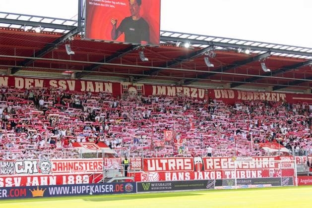 05.09.2026, Fussball, GER, Saison, 3.Liga, Saision 2026 2027, 04. Spieltag, SSV Jahn Regensburg - MSV Duisburg Schalparade der Jahn Fans vor dem Spiel DFL REGULATIONS PROHIBIT ANY USE OF PHOTOGRAPHS AS IMAGE SEQUENCES AND OR QUASI-VIDEO.