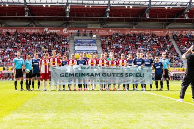 05.09.2026, Fussball, GER, Saison, 3.Liga, Saision 2026 2027, 04. Spieltag, SSV Jahn Regensburg - MSV Duisburg Spieler beider Teams halten vor dem Spiel ein Banner ,, Gemeinsam Gutes Spiel hoch DFL REGULATIONS PROHIBIT ANY USE OF PHOTOGRAPHS AS IMAGE SEQUENCES AND OR QUASI-VIDEO.