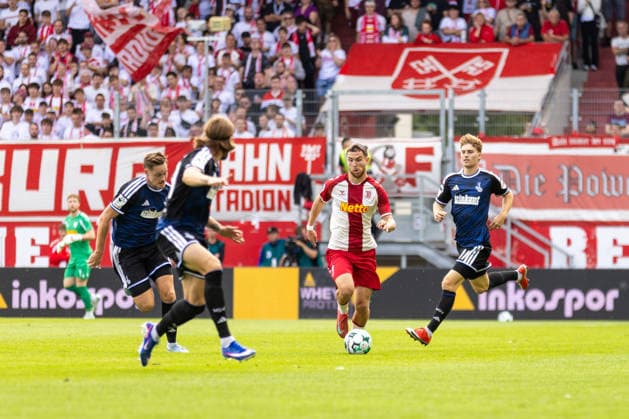 05.09.2026, Fussball, GER, Saison, 3.Liga, Saision 2026 2027, 04. Spieltag, SSV Jahn Regensburg - MSV Duisburg Oscar Schönfelder (SSV Jahn Regensburg) setzt sich gegen 3 Duisburger durch DFL REGULATIONS PROHIBIT ANY USE OF PHOTOGRAPHS AS IMAGE SEQUENCES AND OR QUASI-VIDEO.