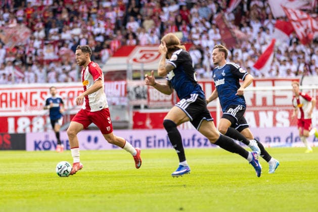 05.09.2026, Fussball, GER, Saison, 3.Liga, Saision 2026 2027, 04. Spieltag, SSV Jahn Regensburg - MSV Duisburg Oscar Schönfelder (SSV Jahn Regensburg) setzt sich gegen 3 Duisburger durch DFL REGULATIONS PROHIBIT ANY USE OF PHOTOGRAPHS AS IMAGE SEQUENCES AND OR QUASI-VIDEO.