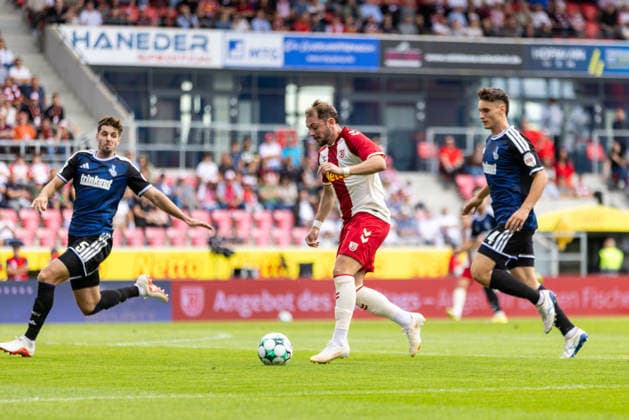 05.09.2026, Fussball, GER, Saison, 3.Liga, Saision 2026 2027, 04. Spieltag, SSV Jahn Regensburg - MSV Duisburg Lucas Hermes (SSV Jahn Regensburg) gegen Tobias Fleckstein (Duisburg) und Martin Ens (Duisburg) DFL REGULATIONS PROHIBIT ANY USE OF PHOTOGRAPHS AS IMAGE SEQUENCES AND OR QUASI-VIDEO.