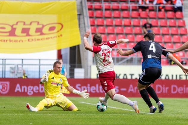 05.09.2026, Fussball, GER, Saison, 3.Liga, Saision 2026 2027, 04. Spieltag, SSV Jahn Regensburg - MSV Duisburg Lucas Hermes (SSV Jahn Regensburg) scheitert an Maximilian Braune (Duisburg) DFL REGULATIONS PROHIBIT ANY USE OF PHOTOGRAPHS AS IMAGE SEQUENCES AND OR QUASI-VIDEO.