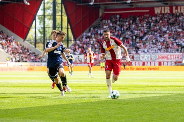 05.09.2026, Fussball, GER, Saison, 3.Liga, Saision 2026 2027, 04. Spieltag, SSV Jahn Regensburg - MSV Duisburg Martin Ens (Duisburg) gegen Nassim Boujellab (SSV Jahn Regensburg) DFL REGULATIONS PROHIBIT ANY USE OF PHOTOGRAPHS AS IMAGE SEQUENCES AND OR QUASI-VIDEO.