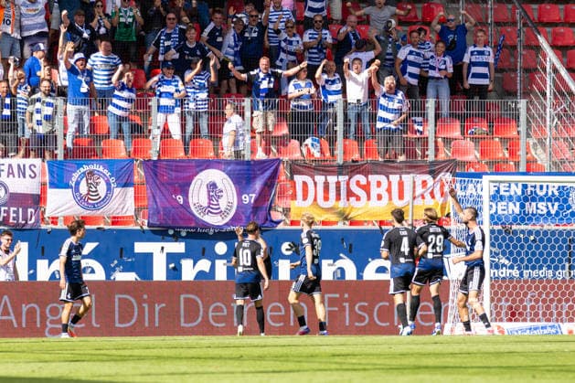05.09.2026, Fussball, GER, Saison, 3.Liga, Saision 2026 2027, 04. Spieltag, SSV Jahn Regensburg - MSV Duisburg Peter Remmert (Duisburg) jubelt nach dem 1:1 in Unterzahl DFL REGULATIONS PROHIBIT ANY USE OF PHOTOGRAPHS AS IMAGE SEQUENCES AND OR QUASI-VIDEO.