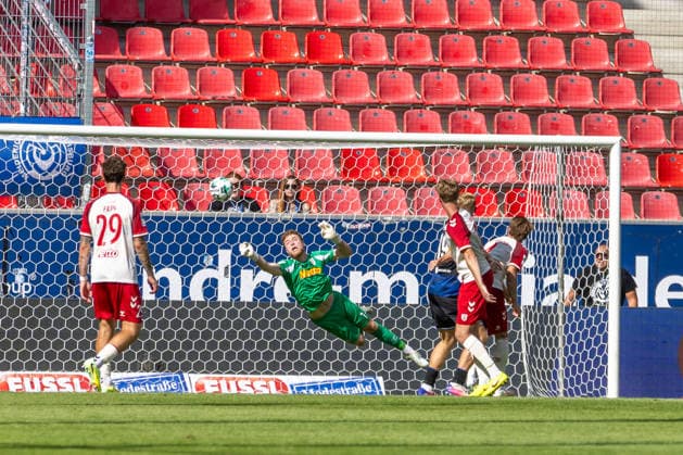 05.09.2026, Fussball, GER, Saison, 3.Liga, Saision 2026 2027, 04. Spieltag, SSV Jahn Regensburg - MSV Duisburg Hannes Hermann (SSV Jahn Regensburg) rettert auf der Linie gegen Ramien Safi (Duisburg) DFL REGULATIONS PROHIBIT ANY USE OF PHOTOGRAPHS AS IMAGE SEQUENCES AND OR QUASI-VIDEO.