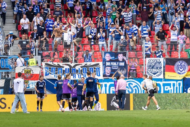 05.09.2026, Fussball, GER, Saison, 3.Liga, Saision 2026 2027, 04. Spieltag, SSV Jahn Regensburg - MSV Duisburg Jubel nach dem 2:1 Sieg der Duisburger in Unterzahl DFL REGULATIONS PROHIBIT ANY USE OF PHOTOGRAPHS AS IMAGE SEQUENCES AND OR QUASI-VIDEO.