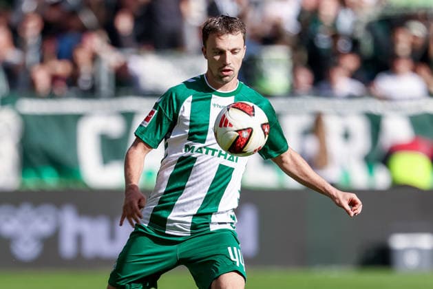 Youri Regeer (SV Werder Bremen, 44) am Ball, Einzelbild, Ganzkörper, Aktion, Action, Spielszene, Portrait, Nahaufnahme, Einzelfoto, Einzelbild, DIE DFL-RICHTLINIEN UNTERSAGEN JEGLICHE NUTZUNG VON FOTOS ALS SEQUENZBILDER UND ODER VIDEOAÌˆHNLICHE FOTOSTRECKEN. DFL REGULATIONS PROHIBIT ANY USE OF PHOTOGRAPHS AS IMAGE SEQUENCES AND OR QUASI-VIDEO., 05.09.2026, Bremen (Deutschland), Fussball, Bundesliga, SV Werder Bremen - RB Leipzig *** Youri Regeer, SV Werder Bremen, 44 with the ball, single frame, full-body, action, game scene, portrait, close-up, single photo, single frame, THE DFL GUIDELINES PROHIBIT ANY USE OF PHOTOGRAPHS AS SEQUENCES AND OR VIDEO-LIKE PHOTO SERIES DFL REGULATIONS PROHIBIT ANY USE OF PHOTOGRAPHS AS IMAGE SEQUENCES AND OR VIDEO-LIKE PHOTO SERIES, May 9, 2026, Bremen, Germany, Soccer, Bundesliga, SV Werder Bremen vs. RB Leipzig xobx