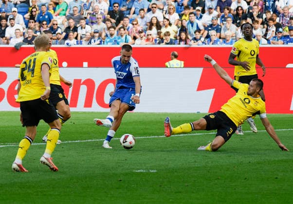 Im Bild: v.li. Tim Lemperle (TSG 1899 Hoffenheim, 19) mit dem Torschuss zum 2:0 gegen Waldemar Anton (Borussia Dortmund, 3) 05.09.2026, TSG 1899 Hoffenheim - Borussia Dortmund, 1. Bundesliga, 2. Spieltag, Deutschland, Sinsheim, SNP Arena, DFL REGULATIONS PROHIBIT ANY USE OF PHOTOGRAPHS AS IMAGE SEQUENCES AND OR QUASI-VIDEO. *** Pictured from left: Tim Lemperle of TSG 1899 Hoffenheim, 19, scoring the goal that made it 2–0 against Waldemar Anton of Borussia Dortmund, May 3, 2026, TSG 1899 Hoffenheim vs. Borussia Dortmund, Bundesliga 1, Matchday 2, Germany, Sinsheim, SNP Arena; DFL regulations prohibit any use of photographs as image sequences and or quasi-video. Copyright: HMBxMedia xJulienxBecker