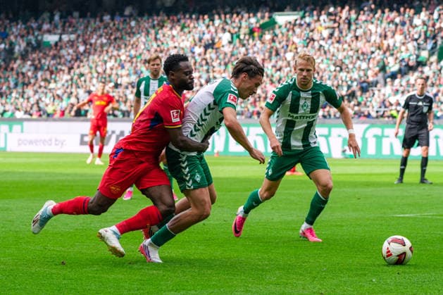 Ridle Baku (RB Leipzig, 17), Olivier Deman (Werder Bremen, 2), Deutschland: Fussball, Bundesliga, Saison 2026 27, 2. Spieltag, 05.09.2026, Werder Bremen vs RB Leipzig, Weserstadion (Bremen) *** Ridle Baku (RB Leipzig), 17, Olivier Deman (Werder Bremen), 2, German Soccer, Bundesliga, 2026–27 Season, Matchday 2, September 5, 2026, Werder Bremen vs. RB Leipzig, Weserstadion, Bremen Copyright: xLeonxFrickx