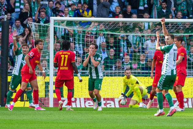 Werder Bremen fordert einen Hand-Elfmeter, Deutschland: Fussball, Bundesliga, Saison 2026 27, 2. Spieltag, 05.09.2026, Werder Bremen vs RB Leipzig, Weserstadion (Bremen) *** Werder Bremen Appeals for a Handball Penalty, German Soccer, Bundesliga, 2026–27 Season, Matchday 2, September 5, 2026, Werder Bremen vs. RB Leipzig, Weserstadion, Bremen Copyright: xLeonxFrickx