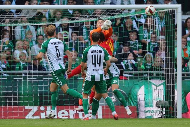 05.09.26, GER, Fussball, 1.FBL Männer, 2. Spieltag, Saison2026 2027, SV Werder Bremen vs. RB Leipzig Torwart Parade von Torwart Karl Hein (SV Werder Bremen 01) Willi Orban Willi Orban (RB Leipzig 04) Marco Friedl (SV Werder Bremen 32) Bremen Weserstadion Bremen Germany *** September 26, 2005, Germany, Soccer, Men s 1st Bundesliga, Matchday 2, 2026–2027 Season, SV Werder Bremen vs. RB Leipzig: Goalkeeper save by Karl Hein (SV Werder Bremen) 01 Willi Orban (RB Leipzig) 04 Marco Friedl (SV Werder Bremen) 32 Bremen Weserstadion, Bremen, Germany Copyright: xnordphotoxGmbHx xTauchnitzx