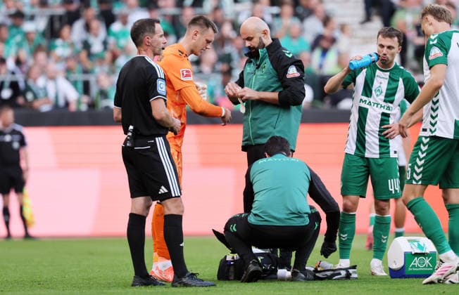Bremen - RB Leipzig Bundesliga Bremen, 05.09.2026, Weserstadion, Fußball, 1.Bundesliga, 2.Spieltag , SV Werder Bremen vs. RB Leipzig , Im Bild: Torwart Karl Hein ( 1, Bremen) muß wegen einer Verletzung behandelt werden. , Nur zur redaktionellen Nutzung. Only editorial use. , DFL DFB regulations prohibit any use of photographs as image sequences and or quasi-video. , *** Bremen vs. RB Leipzig, Bundesliga, Bremen, September 5, 2026, Weserstadion, soccer, Bundesliga 1, Matchday 2, SV Werder Bremen vs. RB Leipzig, Pictured: Goalkeeper Karl Hein 1, Bremen is receiving treatment for an injury, For editorial use only, DFL and DFB regulations prohibit any use of photographs as image sequences and or quasi-video,