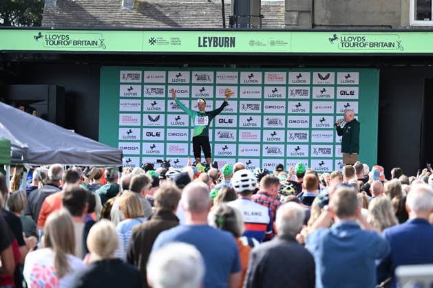 2026 Lloyds Tour of Britain Men Picture by Zac Williams SWpix.com - 05 09 2026 - Cycling - UCI ProSeries - 2026 Lloyds Tour of Britain Men - Stage 4: Helmsley to Leyburn (165.8km) - Tim Wellens (UAE Team Emirates XRG) wearing the leaders jersey and waving to the crowd Cycling Copyright: x xSWpix.comx(t axPhotographyxHubxLtd)xZacxWilliams SWpix.comx SWP-3030-22489