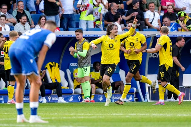 v.li.: Fabio Silva (BVB, 21), Jobe Bellingham (BVB, 7), Julian Ryerson (BVB, 26), Spieler von Borussia Dortmund (BVB 09), jubeln über das Tor zum 2:2, Jubel, Torjubel, Torerfolg, celebrate the goal, goal, celebration, jubelt ueber das Tor, Freuen, Freude, freut sich, optimistisch, positiv, Spielszene, Highlight, Action, Aktion, 05.09.2026, Sinsheim (Deutschland), Fussball, Bundesliga, TSG 1899 Hoffenheim - Borussia Dortmund, DFB DFL REGULATIONS PROHIBIT ANY USE OF PHOTOGRAPHS AS IMAGE SEQUENCES AND OR QUASI-VIDEO. *** Fabio Silva (BVB), 21, Jobe Bellingham (BVB), 7, Julian Ryerson (BVB), 26, Borussia Dortmund BVB 09 players, celebrating the goal that tied the score at 2–2, Celebration, goal celebration, scoring a goal, celebrating the goal, goal, celebration, celebrating the goal, joy, happiness, happy, optimistic, positive, game scene, highlight, action, 05 09 2026, Sinsheim, Germany, soccer, Bundesliga, TSG 1899 Hoffenheim vs. Borussia Dortmund, DFB and DFL regulations prohibit any use of photographs as image sequences and or quasi-video xozx