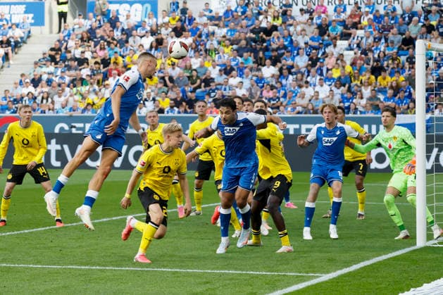 Im Bild: Tim Lemperle (TSG 1899 Hoffenheim, 19) mit dem Kopfball - kein Tor 05.09.2026, TSG 1899 Hoffenheim - Borussia Dortmund, 1. Bundesliga, 2. Spieltag, Deutschland, Sinsheim, SNP Arena, DFL REGULATIONS PROHIBIT ANY USE OF PHOTOGRAPHS AS IMAGE SEQUENCES AND OR QUASI-VIDEO. *** Pictured: Tim Lemperle of TSG 1899 Hoffenheim, 19, fails to score with a header on September 5, 2026, TSG 1899 Hoffenheim vs. Borussia Dortmund, Bundesliga 1, Matchday 2, Germany, Sinsheim, SNP Arena, DFL REGULATIONS PROHIBIT ANY USE OF PHOTOGRAPHS AS IMAGE SEQUENCES AND OR QUASI-VIDEO Copyright: HMBxMedia xJulienxBecker
