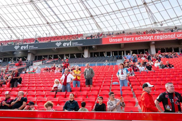 Deutschland: 1. Bundesliga 2026 2027, 2. Spieltag, Bayer 04 Leverkusen vs 1.FC Union Berlin, Samstag, 05.09.2026 BayArena-Stadion (Leverkusen-Nordrhein-Westfalen): Sportstätte, Stadion, Innenansicht, Totale, Tribüne, Zuschauer, Fans, Sitzplätze, Dachkonstruktion, Flutlichtanlage, Spielfeld, Rasen, Rasensprenger, Seitenlinie, Werbebande, Sponsoren Leverkusen BayArena-Stadion Deutschland *** Germany 1 Bundesliga 2026–2027, Matchday 2, Bayer 04 Leverkusen vs. 1. FC Union Berlin, Saturday, September 5, 2026, BayArena Stadium, Leverkusen, North Rhine-Westphalia, sports venue, stadium, Interior view, wide shot, stands, spectators, fans, seats, roof structure, floodlights, playing field, turf, sprinklers, sideline, advertising banners, sponsors, Leverkusen BayArena Stadium, Germany Copyright: xOrhanxHabashx