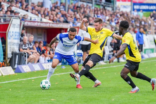 Deutschland: Fussball, 3. Liga, 4. Spieltag, Hänsch-Arena, SV Meppen vs. 1. FC Saarbrücken: Oliver Schmitt (SV Meppen, 7) und Christian Kühlwetter (1. FC Saarbrücken, 10) Copyright: xMichelxWittex