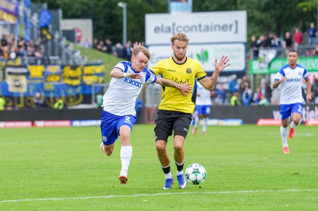 Deutschland: Fussball, 3. Liga, 4. Spieltag, Hänsch-Arena, SV Meppen vs. 1. FC Saarbrücken: Dominique Domröse (SV Meppen, 2) und Niko Bretschneider (1. FC Saarbrücken, 28) Copyright: xMichelxWittex
