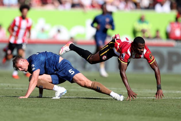 Brentford FC v Sunderland 05 September 2026 Brentford - Premier League Football - Brentford FC v Sunderland - Dango Ouattara of Brentford falls as he is challenged by Daniel Ballard of Sunderland - (Photo by Mark Leech). Brentford London UK Copyright: xMarkxLeechxOffside