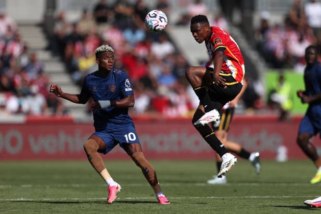 Brentford FC v Sunderland 05 September 2026 Brentford - Premier League Football - Brentford FC v Sunderland - Mamadou Sangare of Brentford jumps to win the ball as Nilson Angulo of Sunderland looks on - (Photo by Mark Leech). Brentford London UK Copyright: xMarkxLeechxOffside