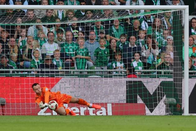 05.09.26, GER, Fussball, 1.FBL Männer, 2. Spieltag, Saison2026 2027, SV Werder Bremen vs. RB Leipzig Torwart Parade von Torwart Karl Hein (SV Werder Bremen 01) Bremen Weserstadion Bremen Germany *** 05 09 26, GER, Soccer, 1st Men s Bundesliga, Matchday 2, 2026–2027 Season, SV Werder Bremen vs. RB Leipzig: Save by SV Werder Bremen goalkeeper Karl Hein, 01 Bremen Weserstadion, Bremen, Germany Copyright: xnordphotoxGmbHx xTauchnitzx