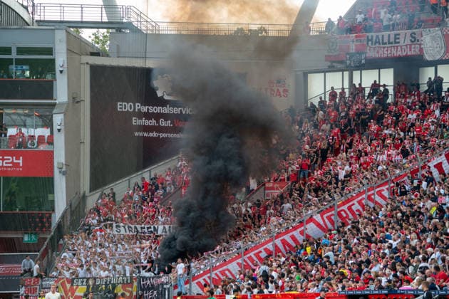 Deutschland: 1. Bundesliga 2026 2027, 2. Spieltag, Bayer 04 Leverkusen vs 1.FC Union Berlin, Samstag, 05.09.2026 BayArena-Stadion (Leverkusen-Nordrhein-Westfalen): Gästefans, Auswärtsblock, Fankurve, Pyrotechnik, Pyro, Bengalos, Rauch, Nebel, rote Leuchtfackeln, Fahnen, Ultras, Support, Spielunterbrechung, Sicherheit Leverkusen BayArena-Stadion Deutschland *** Germany 1 Bundesliga 2026–2027, Matchday 2, Bayer 04 Leverkusen vs. 1. FC Union Berlin, Saturday, September 5, 2026, BayArena Stadium, Leverkusen, North Rhine-Westphalia, visiting fans, away section, fan curve, pyrotechnics, pyro, flares, smoke, fog, red flares, flags, Ultras, fan support, game interruption, security at Leverkusen’s BayArena Stadium, Germany Copyright: xOrhanxHabashx