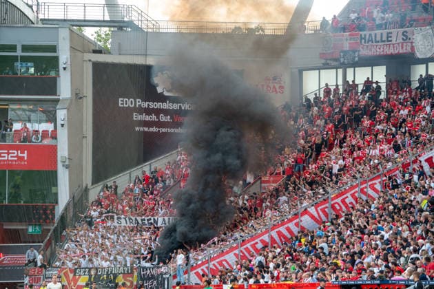 Deutschland: 1. Bundesliga 2026 2027, 2. Spieltag, Bayer 04 Leverkusen vs 1.FC Union Berlin, Samstag, 05.09.2026 BayArena-Stadion (Leverkusen-Nordrhein-Westfalen): Gästefans, Auswärtsblock, Fankurve, Pyrotechnik, Pyro, Bengalos, Rauch, Nebel, rote Leuchtfackeln, Fahnen, Ultras, Support, Spielunterbrechung, Sicherheit Leverkusen BayArena-Stadion Deutschland *** Germany 1 Bundesliga 2026–2027, Matchday 2, Bayer 04 Leverkusen vs. 1. FC Union Berlin, Saturday, September 5, 2026, BayArena Stadium, Leverkusen, North Rhine-Westphalia, visiting fans, away section, fan curve, pyrotechnics, pyro, flares, smoke, fog, red flares, flags, Ultras, fan support, game interruption, security at Leverkusen’s BayArena Stadium, Germany Copyright: xOrhanxHabashx