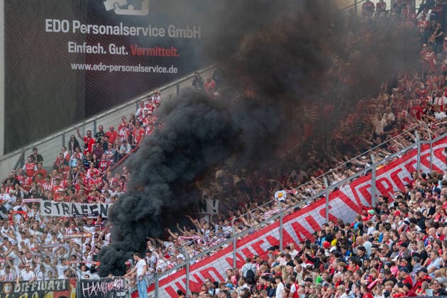 Deutschland: 1. Bundesliga 2026 2027, 2. Spieltag, Bayer 04 Leverkusen vs 1.FC Union Berlin, Samstag, 05.09.2026 BayArena-Stadion (Leverkusen-Nordrhein-Westfalen): Gästefans, Auswärtsblock, Fankurve, Pyrotechnik, Pyro, Bengalos, Rauch, Nebel, rote Leuchtfackeln, Fahnen, Ultras, Support, Spielunterbrechung, Sicherheit Leverkusen BayArena-Stadion Deutschland *** Germany 1 Bundesliga 2026–2027, Matchday 2, Bayer 04 Leverkusen vs. 1. FC Union Berlin, Saturday, September 5, 2026, BayArena Stadium, Leverkusen, North Rhine-Westphalia, visiting fans, away section, fan curve, pyrotechnics, pyro, flares, smoke, fog, red flares, flags, Ultras, fan support, game interruption, security at Leverkusen’s BayArena Stadium, Germany Copyright: xOrhanxHabashx