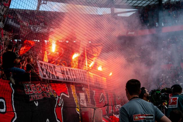 Deutschland: 1. Bundesliga 2026 2027, 2. Spieltag, Bayer 04 Leverkusen vs 1.FC Union Berlin, Samstag, 05.09.2026 BayArena-Stadion (Leverkusen-Nordrhein-Westfalen): Fankurve, Pyrotechnik, Pyro, Bengalos, Rauch, Nebel, rote Leuchtfackeln, Fahnen, Ultras, Support, Spielunterbrechung, Sicherheit, Freude, Emotionen, Jubel Leverkusen BayArena-Stadion Deutschland *** Germany Bundesliga 1 2026–2027, Matchday 2, Bayer 04 Leverkusen vs. 1. FC Union Berlin, Saturday, September 5, 2026, BayArena Stadium, Leverkusen, North Rhine-Westphalia, fan section, pyrotechnics, pyro, flares, smoke, fog, red flares, flags, Ultras, fan support, game interruption, security, joy, emotions, cheering, Leverkusen, BayArena Stadium, Germany Copyright: xOrhanxHabashx