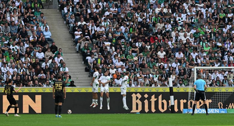 05.09.2026; Moenchengladbach; Fussball, Herren, Saison 2026 2027, Borussia Moenchengladbach vs. SV Elversberg Tor zum 3-3; Felix Keidel (Elversberg, ganz links 43) verwandelt den Freistoss zum 3-3 DFL regulations prohibit any use of photographs as image sequences and or quasi-video. ista-Borussia-Park Nordrhein-Westfalen Deutschland *** September 5, 2026, Mönchengladbach Soccer, Men s, 2026–2027 Season, Borussia Mönchengladbach vs. SV Elversberg: Felix Keidel (Elversberg, far left) scores the 3–3 goal in the 43rd minute by converting a free kick. DFL regulations prohibit any use of photographs as image sequences and or quasi-video content. Borussia Park, North Rhine-Westphalia, Germany