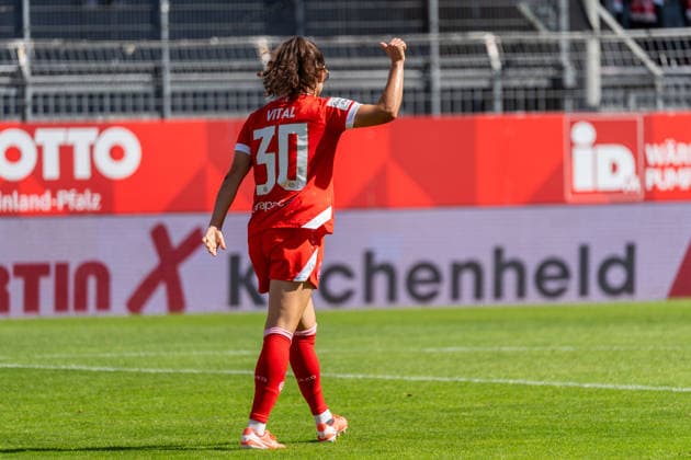 Spielszene, Freisteller, Portrait, Geste, Gestik, Daumen hoch Vital Kats (1. FSV Mainz 05, 30), GER, 1. FSV Mainz 05 vs. 1. FC Koeln, Fussball, Google Pixel Frauen-Bundesliga, 3. Spieltag, Saison 2026 2027, 05.09.2026, DFB REGULATIONS PROHIBIT ANY USE OF PHOTOGRAPHS AS IMAGE SEQUENCES AND OR QUASI-VIDEO, GER, 1. FSV Mainz 05 vs. 1. FC Koeln, Fussball, Google Pixel Frauen-Bundesliga, 3. Spieltag, Saison 2026 2027, 05.09.2026 Mainz *** Game scene, cutout, portrait, gesture, body language, thumbs-up Vital Kats 1 FSV Mainz 05, 30, GER, 1 FSV Mainz 05 vs. 1 FC Cologne, soccer, Google Pixel Women’s Bundesliga, Matchday 3, 2026–2027 season, September 5, 2026, DFB regulations prohibit any use of photographs as image sequences and or quasi-video, GER, 1 FSV Mainz 05 vs. 1 FC Cologne, Soccer, Google Pixel Women s Bundesliga, Matchday 3, 2026–2027 Season, September 5, 2026, Mainz Copyright: xEibner-Pressefoto J-NxGroemlingx EP_JGG