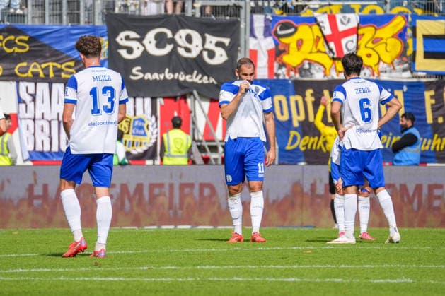 Deutschland: Fussball, 3. Liga, 4. Spieltag, Hänsch-Arena, SV Meppen vs. 1. FC Saarbrücken: Enttäuschte Gesichter bei den Meppenern, währenddessen jubelt Saarbrücken. Copyright: xMichelxWittex