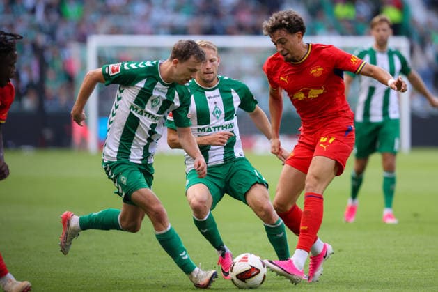 05.09.2026, xtgx, Fussball - 1.Bundesliga SV Werder Bremen - RB Leipzig v.l. Marco Friedl (Bremen, 32), Marco Grüll (Bremen, 17), Ayodele Thomas (Leipzig, 21) Zweikampf, Duell, Kampf, tackle (DFL DFB REGULATIONS PROHIBIT ANY USE OF PHOTOGRAPHS as IMAGE SEQUENCES and or QUASI-VIDEO) Bremen *** September 5, 2026, xtgx, Soccer, Bundesliga 1, SV Werder Bremen vs. RB Leipzig, Marco Friedl, Bremen, 32, Marco Grüll, Bremen, 17, Ayodele Thomas, Leipzig, 21; tackle, duel, battle, DFL DFB REGULATIONS PROHIBIT ANY USE OF PHOTOGRAPHS AS IMAGE SEQUENCES AND OR QUASI-VIDEO, Bremen