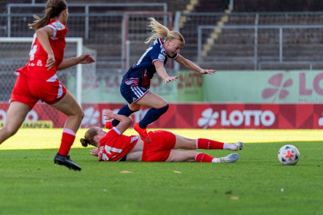 Spielszene, Zweikampf, v.l. Kara Bathmann (1. FSV Mainz 05, 04), Leonie Stoehr (1. FSV Mainz 05, 31), Anna Gerhardt (1. FC Koeln, 21), GER, 1. FSV Mainz 05 vs. 1. FC Koeln, Fussball, Google Pixel Frauen-Bundesliga, 3. Spieltag, Saison 2026 2027, 05.09.2026, DFB REGULATIONS PROHIBIT ANY USE OF PHOTOGRAPHS AS IMAGE SEQUENCES AND OR QUASI-VIDEO, GER, 1. FSV Mainz 05 vs. 1. FC Koeln, Fussball, Google Pixel Frauen-Bundesliga, 3. Spieltag, Saison 2026 2027, 05.09.2026 Mainz *** Game scene, tackle, from left: Kara Bathmann 1 FSV Mainz 05, 04, Leonie Stoehr 1 FSV Mainz 05, 31, Anna Gerhardt 1 FC Cologne, 21, GER, 1 FSV Mainz 05 vs. 1 FC Cologne, soccer, Google Pixel Women’s Bundesliga, Matchday 3, 2026–2027 season, September 5, 2026, DFB regulations prohibit any use of photographs as image sequences and or quasi-video, GER, 1 FSV Mainz 05 vs. 1 FC Cologne, Soccer, Google Pixel Women’s Bundesliga, Matchday 3, 2026–2027 Season, September 5, 2026, Mainz Copyright: xEibner-Pressefoto J-NxGroemlingx EP_JGG