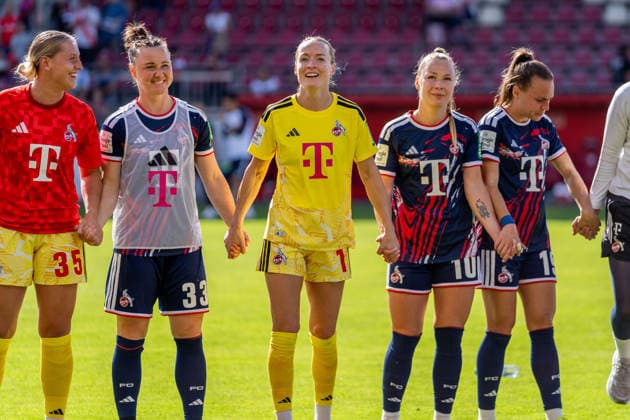 Mannschaft von 1. FC Koeln feiert mit den Fans, GER, 1. FSV Mainz 05 vs. 1. FC Koeln, Fussball, Google Pixel Frauen-Bundesliga, 3. Spieltag, Saison 2026 2027, 05.09.2026, DFB REGULATIONS PROHIBIT ANY USE OF PHOTOGRAPHS AS IMAGE SEQUENCES AND OR QUASI-VIDEO, GER, 1. FSV Mainz 05 vs. 1. FC Koeln, Fussball, Google Pixel Frauen-Bundesliga, 3. Spieltag, Saison 2026 2027, 05.09.2026 Mainz *** The 1 FC Köln team celebrates with the fans, GER, 1 FSV Mainz 05 vs. 1 FC Köln, Soccer, Google Pixel Women s Bundesliga, Matchday 3, 2026–2027 Season, September 5, 2026, DFB regulations prohibit any use of photographs as image sequences and or quasi-video, GER, 1 FSV Mainz 05 vs. 1 FC Cologne, soccer, Google Pixel Women’s Bundesliga, Matchday 3, 2026–2027 season, September 5, 2026, Mainz Copyright: xEibner-Pressefoto J-NxGroemlingx EP_JGG