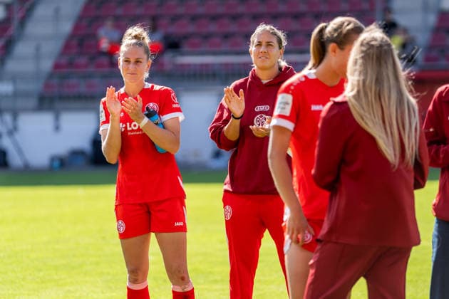 Freisteller, v.l. Saskia Matheis (1. FSV Mainz 05, 19), Marina Georgieva (1. FSV Mainz 05, 03) bedanken sich bei den Fans fuer die Unterstuetzung, GER, 1. FSV Mainz 05 vs. 1. FC Koeln, Fussball, Google Pixel Frauen-Bundesliga, 3. Spieltag, Saison 2026 2027, 05.09.2026, DFB REGULATIONS PROHIBIT ANY USE OF PHOTOGRAPHS AS IMAGE SEQUENCES AND OR QUASI-VIDEO, GER, 1. FSV Mainz 05 vs. 1. FC Koeln, Fussball, Google Pixel Frauen-Bundesliga, 3. Spieltag, Saison 2026 2027, 05.09.2026 Mainz *** Free kick, from left: Saskia Matheis 1 FSV Mainz 05, 19, Marina Georgieva 1 FSV Mainz 05, 03 thank the fans for their support, GER, 1 FSV Mainz 05 vs. 1 FC Cologne, soccer, Google Pixel Women’s Bundesliga, Matchday 3, 2026–2027 season, September 5, 2026, DFB regulations prohibit any use of photographs as image sequences and or quasi-video, GER, 1 FSV Mainz 05 vs. 1 FC Cologne, Soccer, Google Pixel Women’s Bundesliga, Matchday 3, 2026–2027 Season, September 5, 2026, Mainz Copyright: xEibner-Pressefoto J-NxGroemlingx EP_JGG