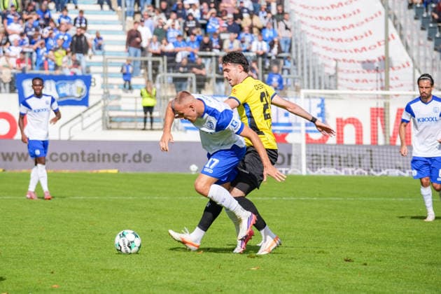 Deutschland: Fussball, 3. Liga, 4. Spieltag, Hänsch-Arena, SV Meppen vs. 1. FC Saarbrücken: Jannic Ehlers (SV Meppen, 17) gegen Niko Bretschneider (1. FC Saarbrücken, 28) Copyright: xMichelxWittex