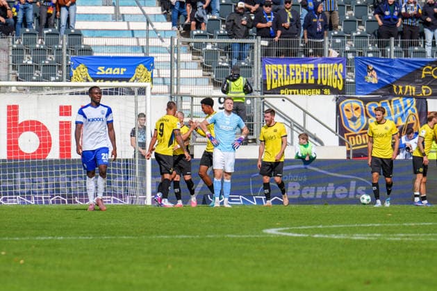 Deutschland: Fussball, 3. Liga, 4. Spieltag, Hänsch-Arena, SV Meppen vs. 1. FC Saarbrücken: Enttäuschte Gesichter bei den Meppenern, währenddessen jubelt Saarbrücken. Copyright: xMichelxWittex
