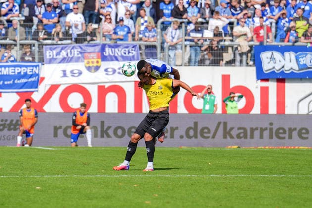 Deutschland: Fussball, 3. Liga, 4. Spieltag, Hänsch-Arena, SV Meppen vs. 1. FC Saarbrücken: Nikell Touglo (SV Meppen, 20) Christian Kühlwetter (1. FC Saarbrücken, 10) Copyright: xMichelxWittex