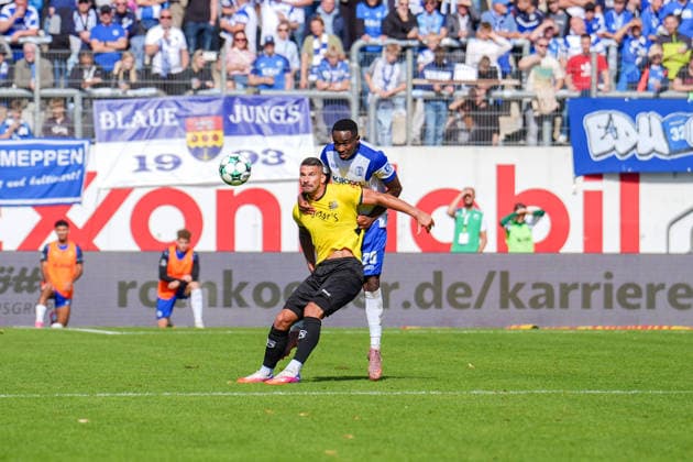 Deutschland: Fussball, 3. Liga, 4. Spieltag, Hänsch-Arena, SV Meppen vs. 1. FC Saarbrücken: Nikell Touglo (SV Meppen, 20) Christian Kühlwetter (1. FC Saarbrücken, 10) Copyright: xMichelxWittex